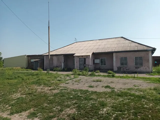 земельный участок площадью 4223 кв. м с кадастровым номером 22:45:010101:26, РНФИ П11220002951 по адресу: Алтайский край, м.о. Суетский район, с. Верх-Суетка, ул. Мамонтова, з/у 3 с расположенными на нем объектами недвижимого и движимого  имущества