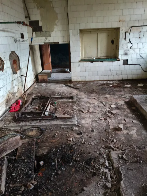 Помещение хозяйственного корпуса, площадь 249,6 кв.м, кадастровый номер 43:07:020101:1472,  1960 года постройки, назначение помещения: нежилое, расположенное по адресу: Российская Федерация, Кировская область, муниципальный район Вятскополянский, городское поселение Краснополянское, поселок городского типа Красная Поляна, ул. Сосновая, дом 24
