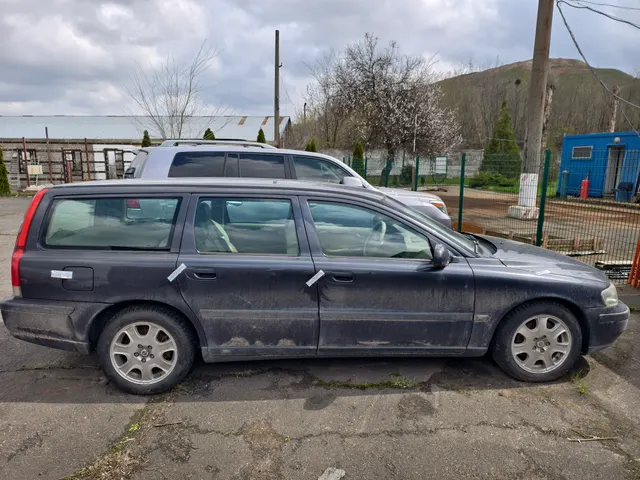 Автомобиль марки «VOLVO» модель «V70», года выпуска 2001, государственный регистрационный номер «М811ОС180» VIN:YV1SW720211077793 Обременения : Отчуждение запрещено до 29-го года