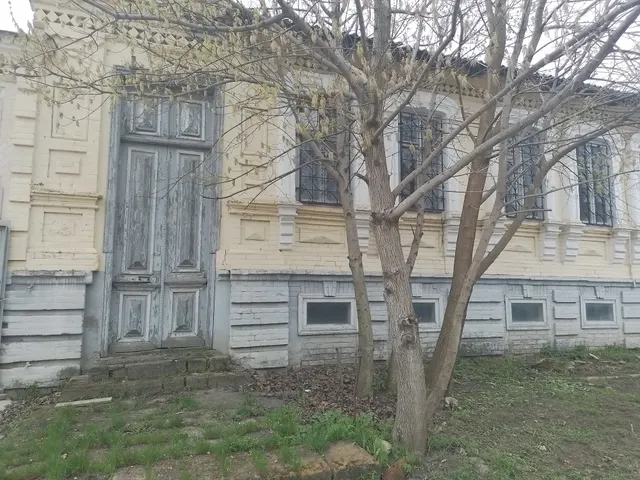 Здание, местоположение: Ставропольский край, Александровский район, с. Александровское, ул. К. Маркса, 61, кадастровый номер: 26:18:060424:45, назначение – нежилое, площадь 243,6 кв.м. Земельный участок, местоположение Ставропольский край, Александровский район, с. Александровское, ул. К. Маркса, 61, кадастровый номер: 26:18:060424:19, площадь 416 кв.м., категория земель: земли населенных пунктов, разрешенное использование: для размещения отдела образования.