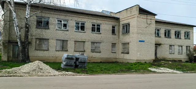Лот № 1 - Здание пришкольного интерната (начальная школа)  Республика Мордовия, р-н. Инсарский, г. Инсар, ул. Коммунистическая, д. 26, с земельным участком общей площадью 1100 кв. м., кадастровый номер 13:09:0117011:582, адрес: Российская Федерация, Республика Мордовия, муниципальный район Инсарский, г.п. Инсар, г. Инсар, ул. Коммунистическая, земельный участок 26