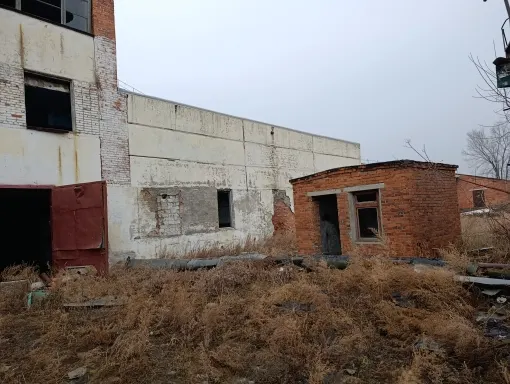 Нежилое здание (под разбор на строительные материалы)