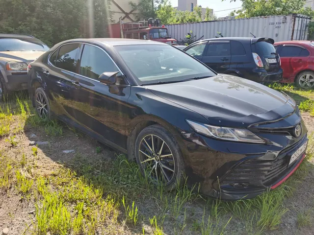 Легковой автомобиль Toyota Camry, 2021 г.в., г/н Р993ОМ154, VIN: XW7B13HK40S187477, цвет черный. Наложено обременение на основании определения Железнодорожного районного суда г. Новосибирска от 28.10.2025 (залог)