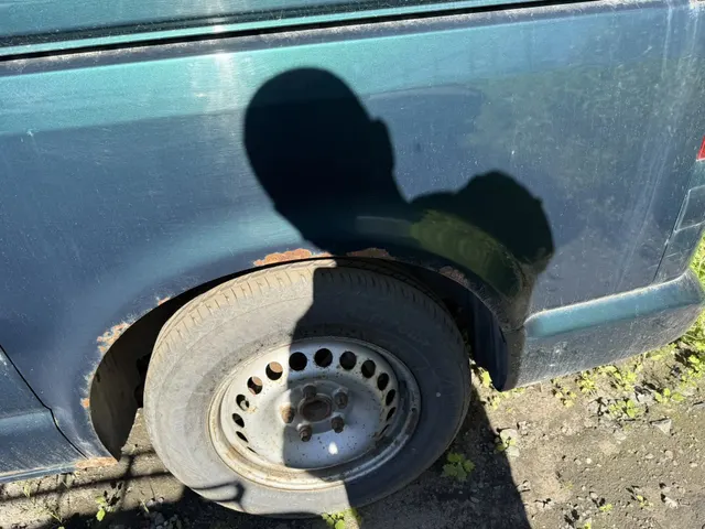 Транспортное средство Volkswagen (WV2) 7HM Multivan, 2007 года выпуска, цвет - темно-зеленый, VIN WV2ZZZ7HZ7H147918, государственный номер К003КЕ29. Состояние ТС: снят двигатель и коробка передач, коррозия на всех элементах кузова, отсутствует крышка на переднем бампере, задние и боковые двери не открываются. (на стоимость сложившуюся по итогам аукциона, будет начислен НДС 22%)