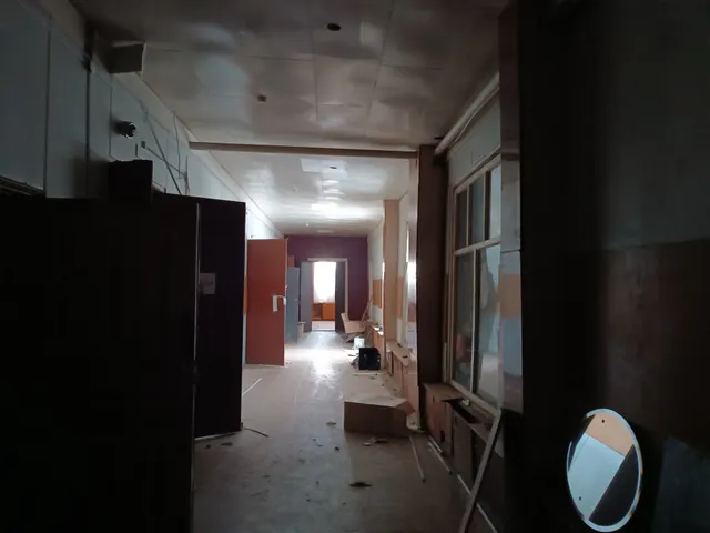 Нежилое здание с прилегающим земельным участком