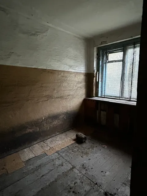 Земельный участок общей площадью 490 кв.м, с кадастровым номером 42:20:0102022:186, с расположенным на нем объектом недвижимого имущества, по адресу: Кемеровская область, г. Анжеро-Судженск, ул. Урицкого, з/у 3А.