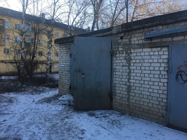 Земельный участок категории земель — земли населенных пунктов, вид разрешенного использования — для размещения гаража, площадью 25 кв. м (кад. номер 37:23:010206:22) и расположенное на нем нежилое здание площадью 24 кв. м (кад. номер 37:23:010201:320), по адресу: обл. Ивановская, г. Вичуга, ул. 50 лет Октября, бокс 1