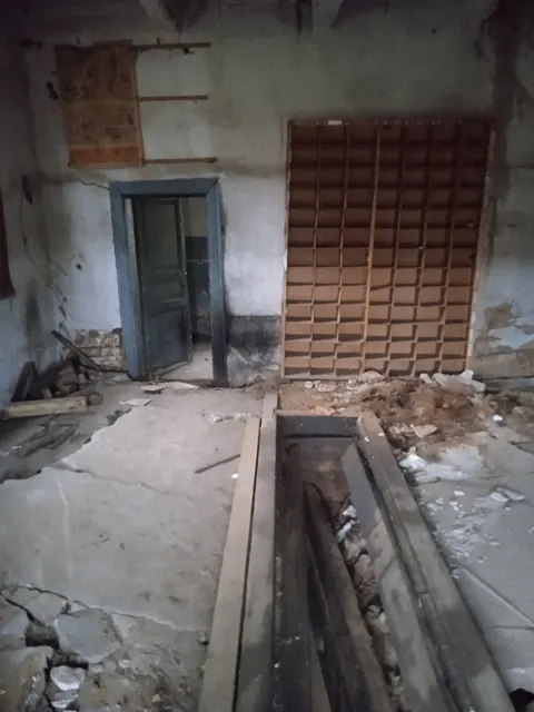 Земельный участок площадью 877 кв.м, кадастровый номер 29:14:050302:15 (реестровый номер федерального имущества П11310002387), категория земель – земли населенных пунктов, вид разрешенного использования – для общественно-деловых целей, с расположенным на нем объектом недвижимости – нежилое здание (гараж) площадью 361,5 кв.м, кадастровый номер 29:14:050302:327 (реестровый номер федерального имущества П12310003588).