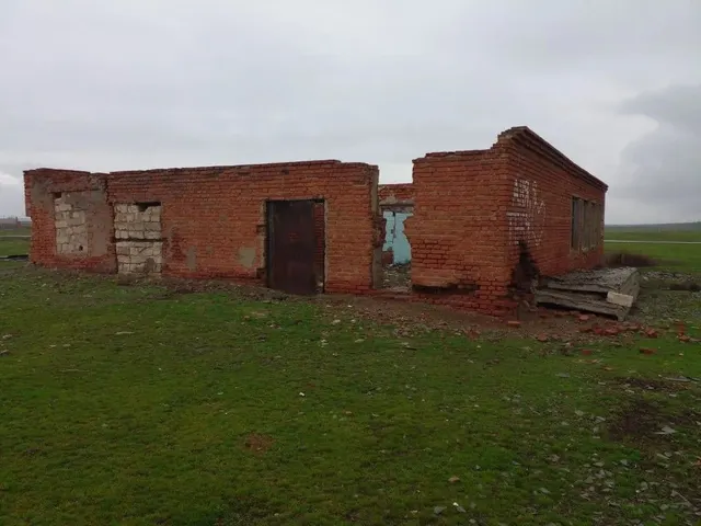 Единый объект недвижимости: -нежилое здание, расположенное по адресу: Российская Федерация, Саратовская область, муниципальный район Ровенский, сельское поселение Кривоярское, с. Кривояр, ул. Строителей, д.4 назначение: нежилое, 1-этажное, площадь-174,7 кв.м, год постройки-1985, кадастровый номер: 64:28:120502:1260 -земельный участок, расположенный по адресу: Российская Федерация, Саратовская область, Ровенский район, с. Кривояр, ул. Строителей, д.4 категория земель: земли населенных пунктов, п