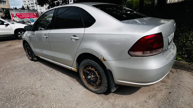Автомобиль VOLKSWAGEN POLO 2011 года выпуска