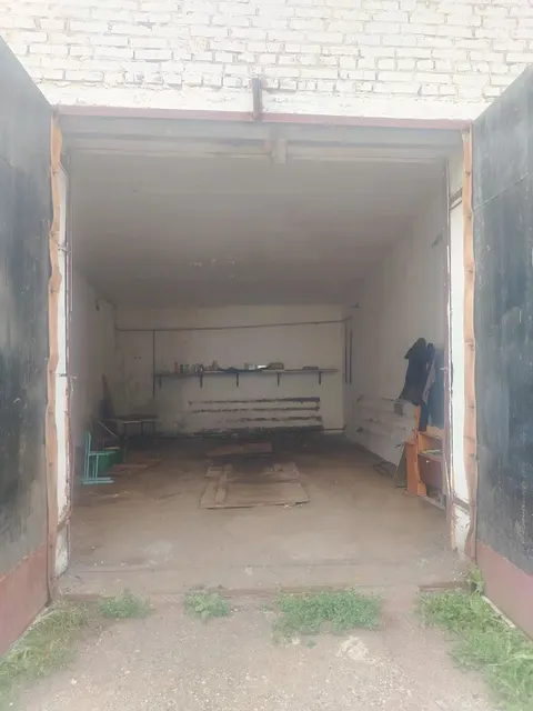 Нежилое здание  (гаражный бокс) с кадастровым номером 02:60:010129:223, площадью 94,3 кв.м., с земельным участком кадастровый номер 02:60:010129:162, площадью 155 кв.м., расположенные по адресу: Республика Башкортостан, г. Кумертау, ул. Советская, д.7.