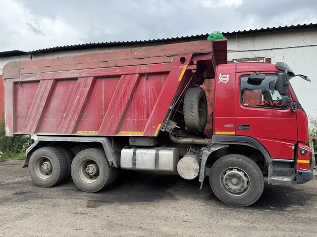 Грузовой самосвал VOLVO; 2012 г.в., г/н К647ТО75, цвет красный, VIN: X9PJSG0D1CW107541, Номер шасси (рамы): X9PJSG0D1CW107541, номер кузова (прицепа): X9PJSG0D1CW107541.  ПТС отсутствует. ТС на кузове имеет трещины, сколы, следы ржавчины