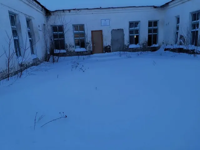 Административное помещение общей площадью 372,8 кв.м., с кадастровым номером 74:15:0704013:169, по адресу: Челябинская область, р-н Нагайбакский, с. Фершампенуаз, ул. Советская, д. 119, пом. 1