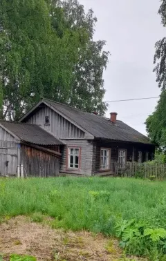 Нежилое здание, манеж, дровяник, земельный участок