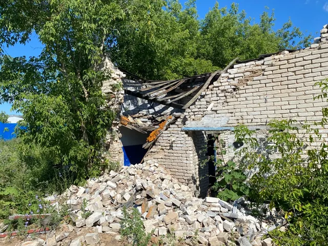 Нежилое здание с прилегающим земельным участком