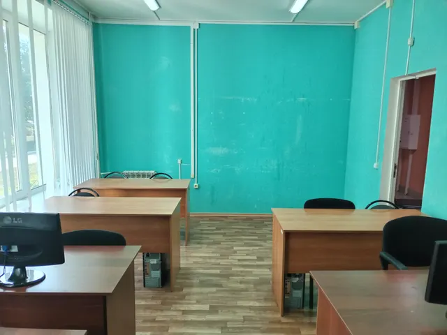 Нежилое офисное помещение площадью: 23.9 кв. м., номер помещения – 9, расположенное на 1 этаже здания МАУ «Бизнес-инкубатор БМР», входит в состав объекта муниципальной собственности Балаковского муниципального района Саратовской области – административного здания, общей площадью 2 213,7 кв. м кадастровый номер 64:40:020405:173.