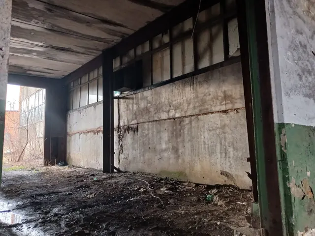 Часть здания (цех мойки)