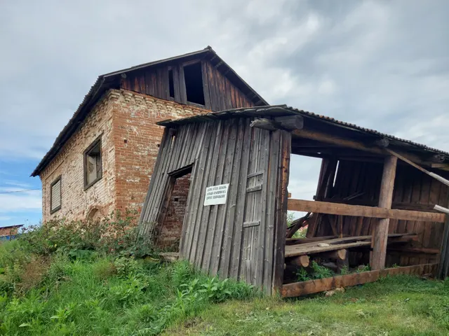 Нежилое здание (реестровый номер имущества - 33497), площадью 94,2 кв.м., кадастровый номер 66:01:5801001:510 с земельным участком, площадью 207 кв.м., кадастровый номер 66:01:5801001:509 по адресу: Свердловская область, Алапаевский р-н, с. Гостьково, ул. Ленина, д. 35