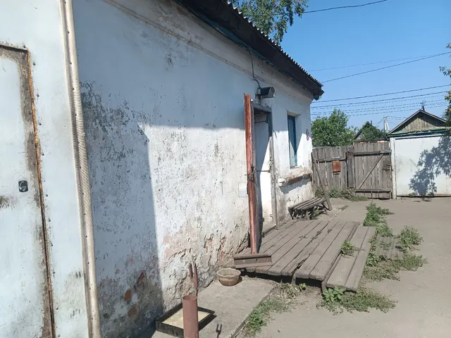 Земельный участок, площадью 620 кв. м. с кадастровым номером 28:02:000411:3, местоположение: Амурская область, г. Белогорск, ул. Благовещенская, д. 51 с расположенными на нем объектами недвижимого имущества: с кадастровым номером 28:02:000411:58 – Здание весоремонтной мастерской, площадью 54,5 кв. м., с кадастровым номером 28:02:000411:57 – здание пристройки к весоремонтной мастерской, площадью 45 кв.м., а также 5 позиций движимого имущества