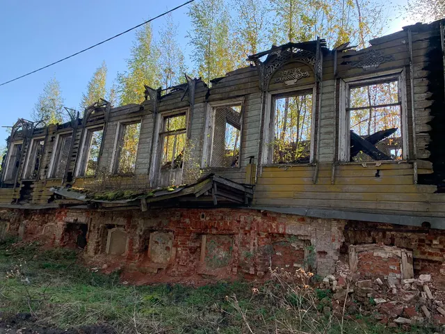 Бывший дом купца Курбатова (нач. XIX - 2-я пол. XIX вв.) ( объект культурного наследия федерального значения «Усадьба Курбатова, начало - 2 половина  XIX вв.»), кадастровый номер 35:19:0103003:291, площадь 542,8  кв. м., назначение: нежилое, количество этажей - 2, в том числе подземных 1, инвентарный номер 2741 расположенный по адресу: Вологодская область, р-н Устюженский, г Устюжна, ул. Правая Набережная реки Мологи, д 15