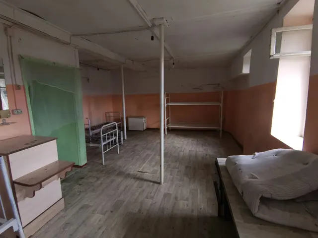 Нежилое здание, кадастровый номер 65:11:0000009:636, площадь 105,8 кв. м, год постройки 1983 г., количество этажей: 1, расположенное на земельном участке с кадастровым номером 65:11:0000009:215, площадью 2 156 кв. м
