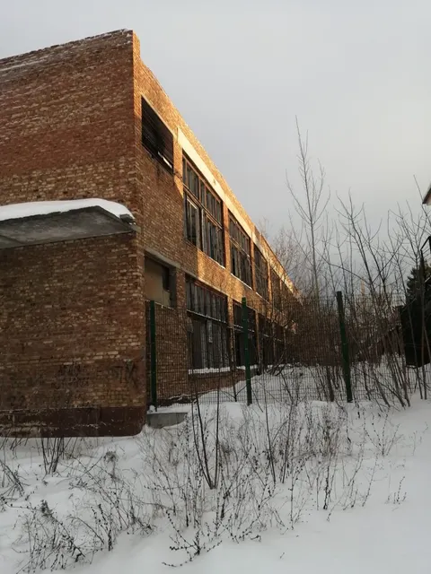 Нежилое здание с кадастровым номером 02:57:020302:1235 общей площадью 2451,4 кв.м., расположенное на земельном участке с кадастровым номером 02:57:020302:749, общей площадью 2997 кв.м.