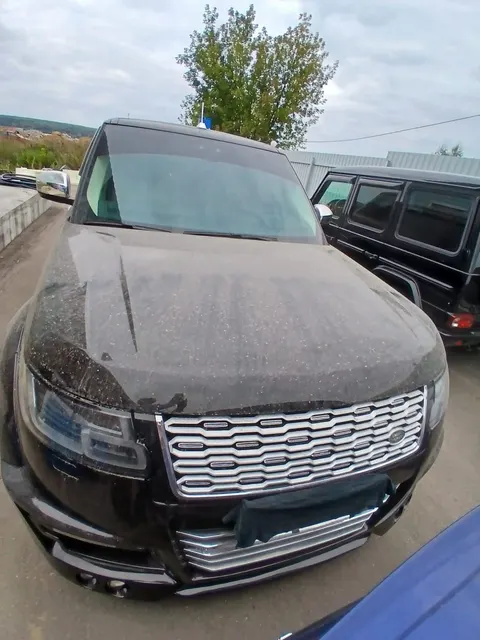 Легковой автомобиль LAND ROVER RANGE ROVER, 2020 года выпуска, идентификационный номер (VIN): SALGA3BE0LA598071, № кузова (прицепа): SALGA3BE0LA598071, шасси (рамы): отсутствует, № двигателя: 19120221303, мощность двигателя: 564,2 л.с., 415 кВт, объем двигателя: 4999 куб. см, цвет: красный черный, гос. номер С586СС197
