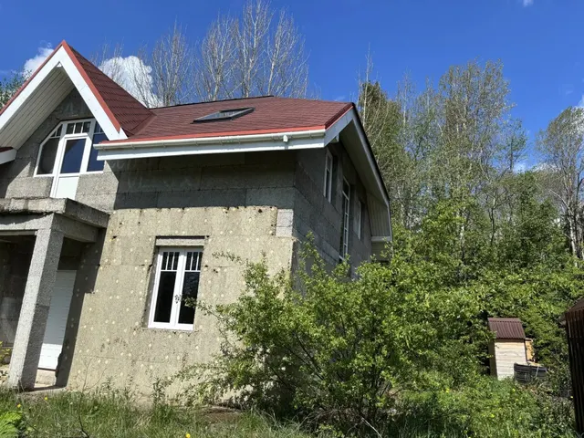 Жилой дом, площадью: 181,8 кв.м., с кадастровым номером: 47:01:1509001:651, расположенный на земельном участке, площадью: 1000+/-22 кв.м., с кадастровым номером: 47:01:1509001:152, адрес: Российская Федерация, Ленинградская область, Выборгский район, «Красносельское сельское поселение», пос. Красносельское, ул. Майская, д. 5. К имуществу нет доступа. Задолженность по коммунальным платежам неизвестна. Возможно судебное выселение. Находится в залоге: ПАО СБЕРБАНК.