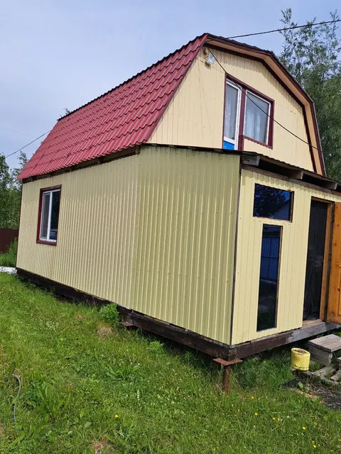 Жилой дом и прилегающий к нему земельный участок, расположенные: ХМАО-Югра, Нижневартовский р-н, пгт Излучинск, СОТ «Разведчик», уч. 140.