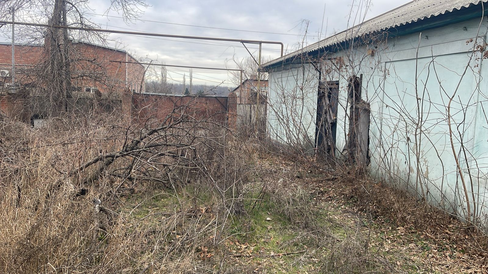 Здание нежилое, адрес: 346900, Ростовская обл., г.Новошахтинск, ул. Космическая, дом 28; кадастровый номер:61:56:0060292:102, 346900, Ростовская область, г.Новошахтинск, ул. Космическая, 28, договор купли-продажи нежилого помещения, выдан 20.01.2005; 2. Помещение нежилое, адрес: 346900, Ростовская обл., г.Новошахтинск, ул. Космическая, дом 28, помещение 1; кадастровый номер: 61:56:0060292:103, 346900, Ростовская область, г.Новошахтинск, ул. Космическая, 28, пом.1, договор купли-продажи нежилого помещения, выдан 20.01.2005; 3. Право аренды на земельный участок из земель населенных пунктов со множественностью лиц на стороне арендатора, с кадастровым номером 61:56:0060292:7, находящийся по адресу (имеющий адресные ориентиры): Ростовская область,г.Новошахтинск, ул.Космическая, 28, общей площадью 2881 кв.м. Разрешенное использование: Размещение цеха. Право аренды у должника возникло на основании Соглашения от 25.07.20214 года о присоединении к договору аренды №20/13/210 земельного участка находящегося в государственной собственности со множественностью лиц на стороне арендатора от 18.02.2014 года. Срок аренды до 24.12.2062 года.