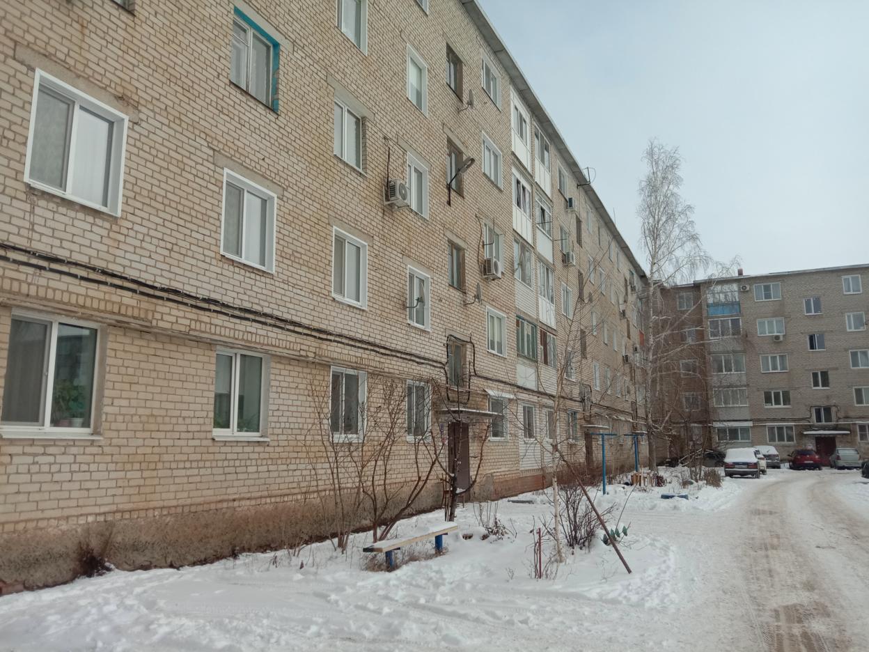 Квартира - 59 кв.м, адрес: Саратовская область, г. Маркс, пр-кт Строителей, д. 26, кв. 107, 3-комнатная, 1 этаж, кадастровый номер 64:44:090102:713, ограничения и обременения: зарегистрированы и проживают 4 человека, в том числе 1 несовершеннолетний, ведется судебная работа по выселению, наличие перепланировки/переустройства/реконструкции установить невозможно